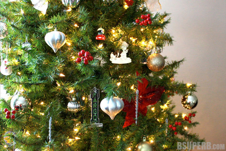Easy and inexpensive way to add accents to a Christmas tree